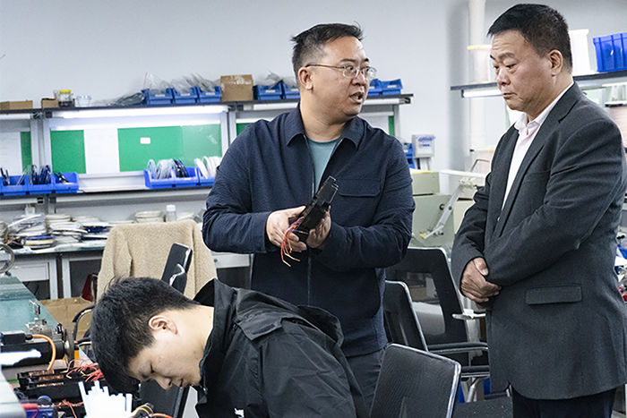 热烈欢迎裴东广院士一行莅临世界杯体育官方网站新工厂参观交流